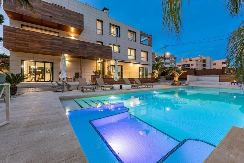 Lusso E Relax Con Piscina A 2 Minuti Dal Mare Apartment Miami Playa Ngoại thất bức ảnh